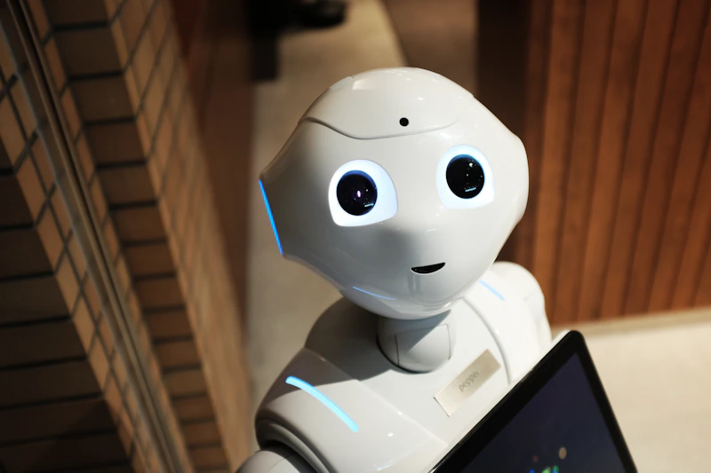 Industrijski robot s upravljačkom jedinicom u pogonu